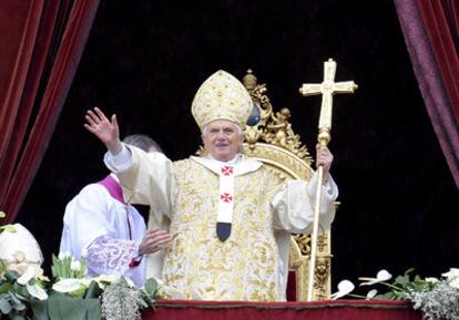 El Papa Benedicto XVI en la Basílica de San Pedro del Vaticano después del 'Urbi et Orbi'