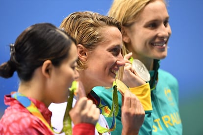 La ganadora del oro, Mireia Belmonte Garcia junto a Madeline Groves (Australia) y Natshumi Hoshi (Japón), ganadoras de las medallas de plata y bronce sucesivamente.