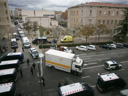Moment en el qual el camió i la Guàrdia Civil s'enduien les peces des del Museu de Lleida a Sixena, al desembre.