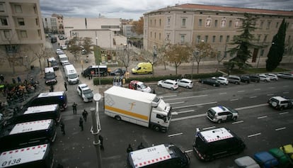 Momento en el que el cami&oacute;n y la guardia civil llevaban las piezas desde el Museo de Lleida a Sijena en diciembre.