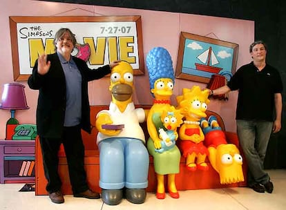 Matt Groening (a la izquierda) y Al Jean, creador y productor de <i>Los Simpson,</i> respectivamente, ayer en Madrid.