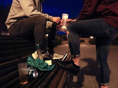 Adolescentes beben alcohol en un parque.