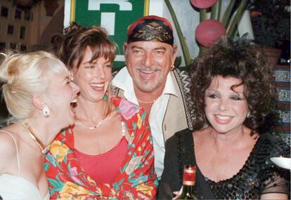 Espartaco Santoni celebra l'aniversari amb la seva dona, Eva Medina; Marujita Díaz (dreta) i Bienvenida Pérez (esquerra) al seu local de Puerto Banús, Marbella. 3 d'octubre del 1998.