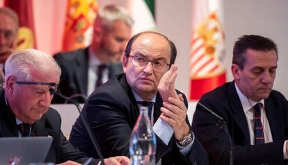 El presidente José Castro, en el centro, preside la Junta de Accionistas del Sevilla.