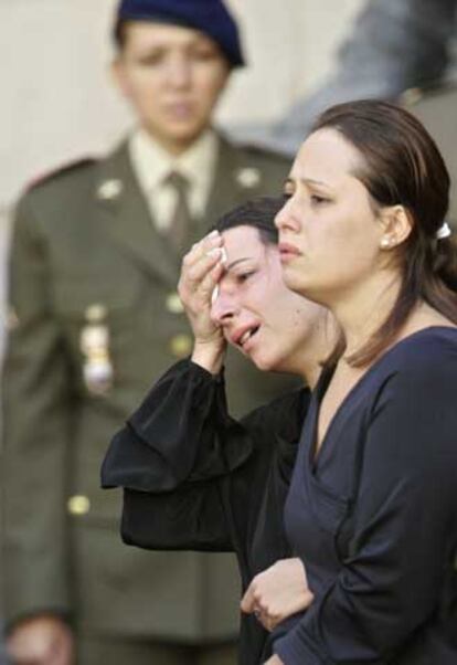 Familiares de los fallecidos lloran durante el funeral celebrado ayer en Madrid.