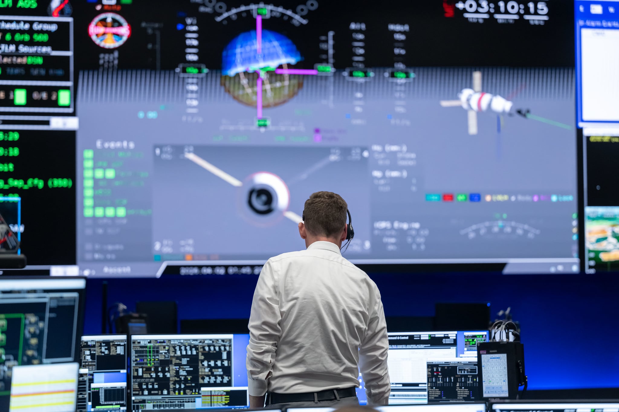 El director de vuelo de Artemis 2 Jeff Radigan, en el centro de control de la misión en Houston, Texas, Esatdos Unidos.