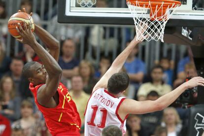 Serge Ibaka recupera un balón ante Semen Antonov.