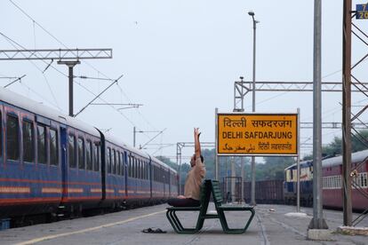 Quien puede se procura un espacio para escapar del ruido. El yoga sigue siendo esencial para muchas personas. Un empleado del lujoso tren Rajasthan On Wheels aprovecha una pausa larga en una estación secundaria de la capital.