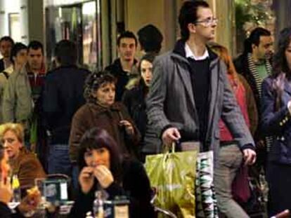 La gente inunda una de las calles comerciales del centro de Valencia ayer a media tarde.