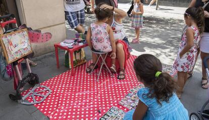 Un salón de maquillaje improvisado en una calle de Gràcia durante las fiestas.
