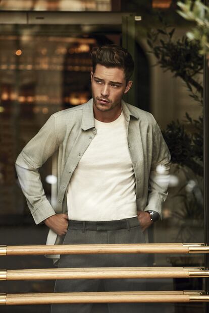 Camiseta, camisa jaspeada, reloj y pantalón de pinzas, todo de Louis Vuitton.