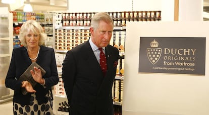 Camilla Parker y Carlos de Inglaterra, en una visita a un supermercado Waitrose en 2009. 