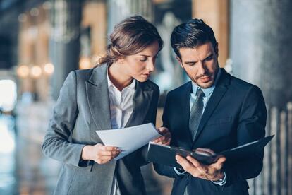 Dos abogados consultan un expedientes. Getty Images