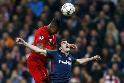 Boateng rematando sobre Godín.