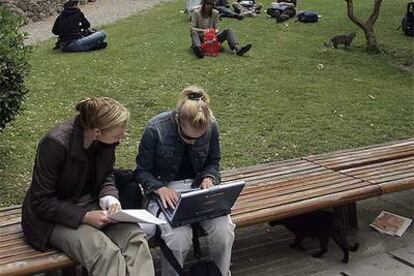 Estudiantes de la facultad de Filología en la Universidad de Barcelona.