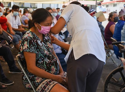 Una mujer emabaraza es vacunada durante una campaña en Campeche, en septiembre de 2021.