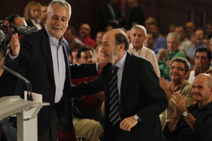 Griñán y Rubalcaba, en el acto del PSOE ayer en Sevilla, en presencia de Chaves, a la derecha.