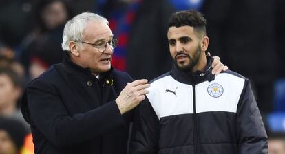 Claudio Ranieri (i) felicita al goleador Riyad Mahrez al final del partido.