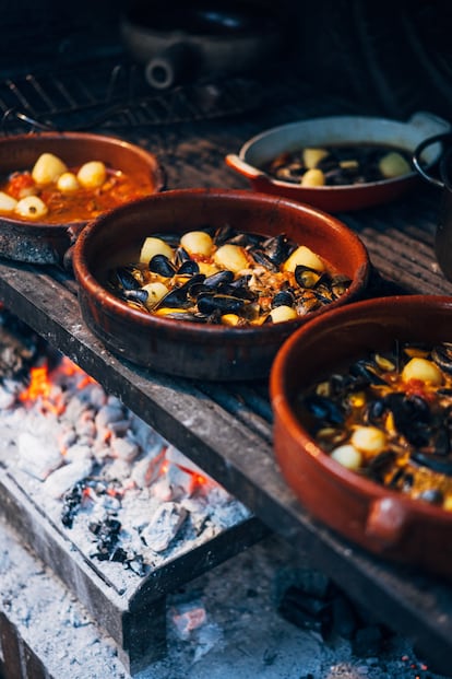 Platos preparados al aire libre y a la brasa en el restaurante De Puta Madre.