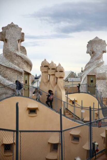 Visitantes en la azotea de La Pedrera.