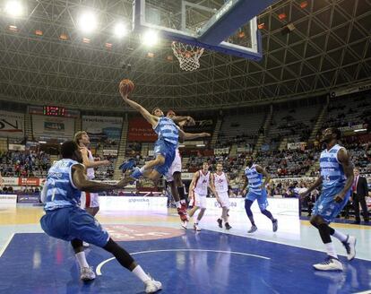 Neto lanza junto al pívot estadounidense del CAI Zaragoza, Joseph Jones.