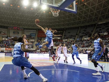 Neto lanza junto al pívot estadounidense del CAI Zaragoza, Joseph Jones.