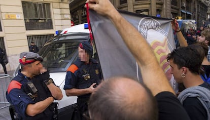 Estudiantes frente a la jefatura de Polic&iacute;a de Via Laietana.