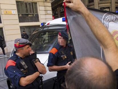 Estudiantes frente a la jefatura de Polic&iacute;a de Via Laietana.