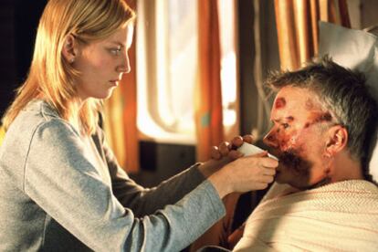 Sarah Polley y Tim Robbins, en <i>La vida secreta de las palabras</i>.