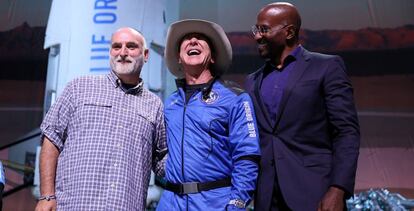 José Andrés, Jeff Bezos y Van Jones, después del paseo por el espacio del fundador de Amazon.