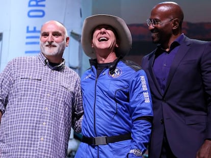 José Andrés, Jeff Bezos y Van Jones, después del paseo por el espacio del fundador de Amazon.