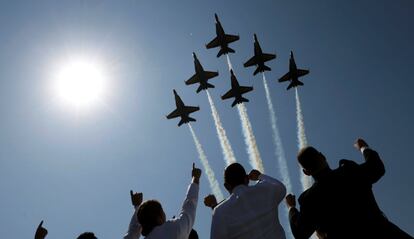 Los Blue Angels de la Armada de los Estados Unidos realizan un vuelo durante la ceremonia de graduación de la Academia Naval, en Annapolis.