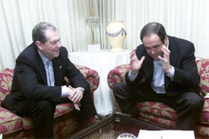 José María Bris, alcalde de Guadalajara, del PP, junto al presidente de Castilla-La Mancha, José Bono, el pasado viernes.