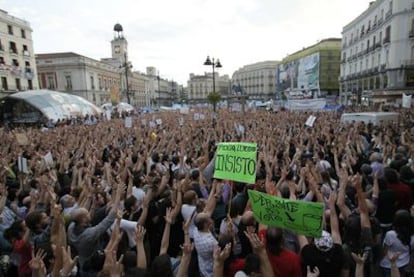 Miles de personas abarrotaban la Puerta del Sol de Madrid ayer por la tarde. En la fotografía, la concentración vista desde la entrada por la calle de Alcalá.