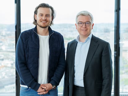 Eric Demuth, CEO y fundador de Bitpanda, junto a Michael Höllerer, del Raiffeisenlandesbank.