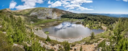 La laguna de Cebollera (Molinos de Razón). Todo el mundo conoce o ha oído hablar de la laguna Negra. Pero Soria cuenta con otras de origen glaciar de gran belleza paisajística, como la laguna de Cebollera, en la sierra homónima, prolongación oriental de los Picos de Urbión. Este espectacular circo glaciar se ubica a 1.858 metros de altura, en un aislado y montañoso territorio poblado de hayas, serbales, pinos y avellanos; donde se pueden ver ciervos y escuchar la berrea. Su acceso es sencillo, a través de un recorrido de senderismo de no más de dos kilómetros. El camino tiene pendiente y algunos repechos, pero es apto para hacer en familia. Desde aquí parte la ruta de ascenso al pico Cebollera, a 2.142 metros de altura, y mucho más exigente. También merece la pena visitar las lagunas más pequeñas del entorno.