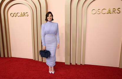 America Ferrera, nominada a la mejor actriz de reparto por su papel de Gloria en 'Barbie', a su llegada al almuerzo previo a los 96º premios Oscar, que se celebrarán el 10 de marzo de 2024 en el teatro Dolby de Los Ángeles (California).