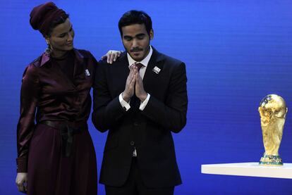 En Zúrich también se decidió la sede del Mundial de 2022, que se fue para Qatar. Dos de los representantes de la candidatura, Sheikh Mohammed (centro) y Sheikha Moza, celebran la decisión.