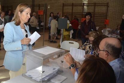 La presidenta del Congreso de los Diputados, Ana Pastor, en el momento de depositar el voto.