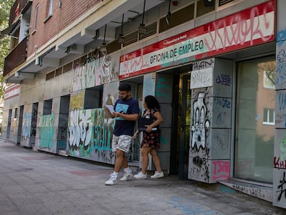 Dos personas salen de una oficina de servicio público de empleo, en Madrid, este martes.