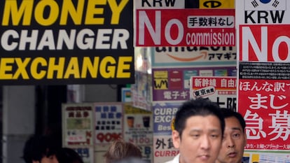 Varios ciudadanos pasan junto a unas casas de cambio en Tokio, la semana pasada.