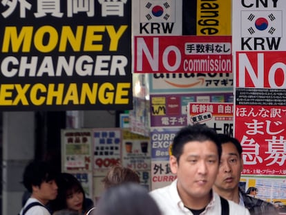 Varios ciudadanos pasan junto a unas casas de cambio en Tokio, la semana pasada.