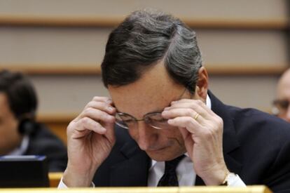 El presidente del BCE se ajusta las gafas durante un momento de su intervención ante el Parlamento europeo.
