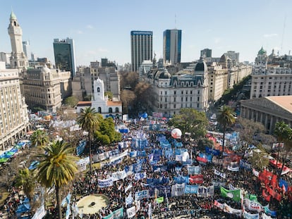 Manifestantes se reúnen en la Plaza de Mayo en Buenos Aires, Argentina, durante la fiesta de San Cayetano, conocido como el patrón de los desempleados. El 7 de agosto de 2024.