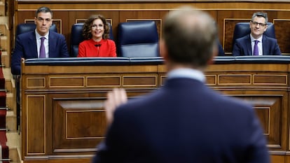 Pedro Sánchez escucha desde su escaño una intervención del líder popular, Alberto Núñez Feijóo, este miércoles en la sesión de control al Gobierno en el Congreso.