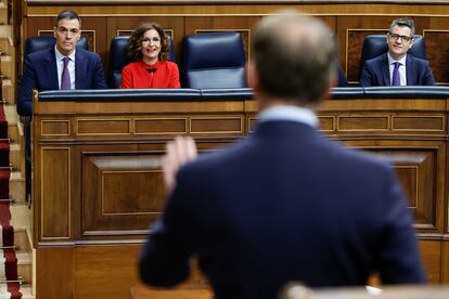 Pedro Sánchez escucha desde su escaño una intervención del líder popular, Alberto Núñez Feijóo, este miércoles en la sesión de control al Gobierno en el Congreso.