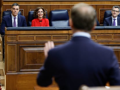 Pedro Sánchez escucha desde su escaño una intervención del líder popular, Alberto Núñez Feijóo, este miércoles en la sesión de control al Gobierno en el Congreso.