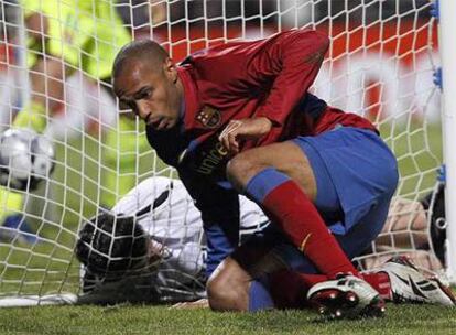 Henry se reincorpora tras marcar su gol al Lyon.