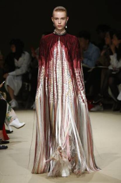 Una modelo en el desfile de Alexander McQueen en la Semana de la Moda de París.