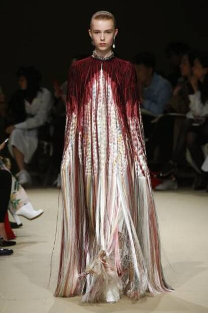 Una modelo en el desfile de Alexander McQueen en la Semana de la Moda de Par&iacute;s.